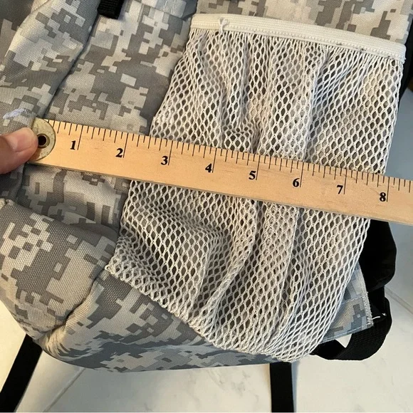 Jansport backpack. Lots of zippered pockets. Great for school! Only Blue one - Picture 5 of 8